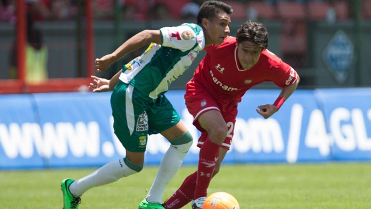 Dennis Flores (soccer)