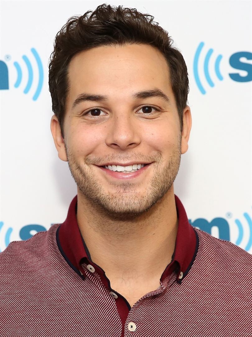 Skylar Astin-kinkyakinyia